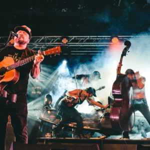 1ère de l’été : Québec Redneck Bluegrass Project Chez Maurice // Cirrho en ouverture